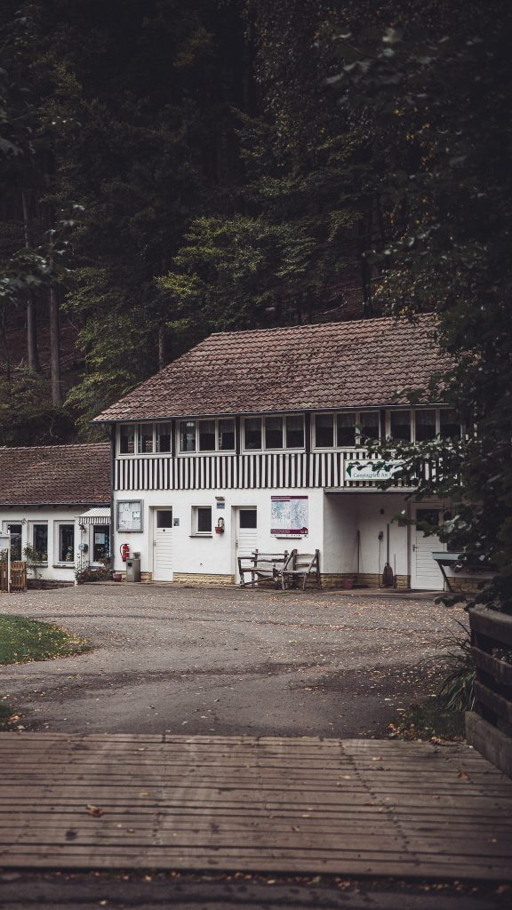 Holzbrücke am Eingang mit Blick auf das Hauptgebäude des Campingplatzes Niemetal.
