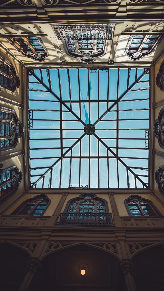 Blick auf kunstvolles Glasdach in historischem Gebäude in Freiburg