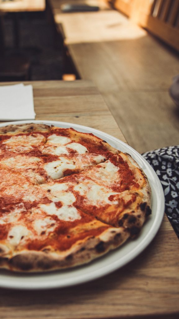 Pizza Margherita auf einem Teller im Restaurant in Freiburg