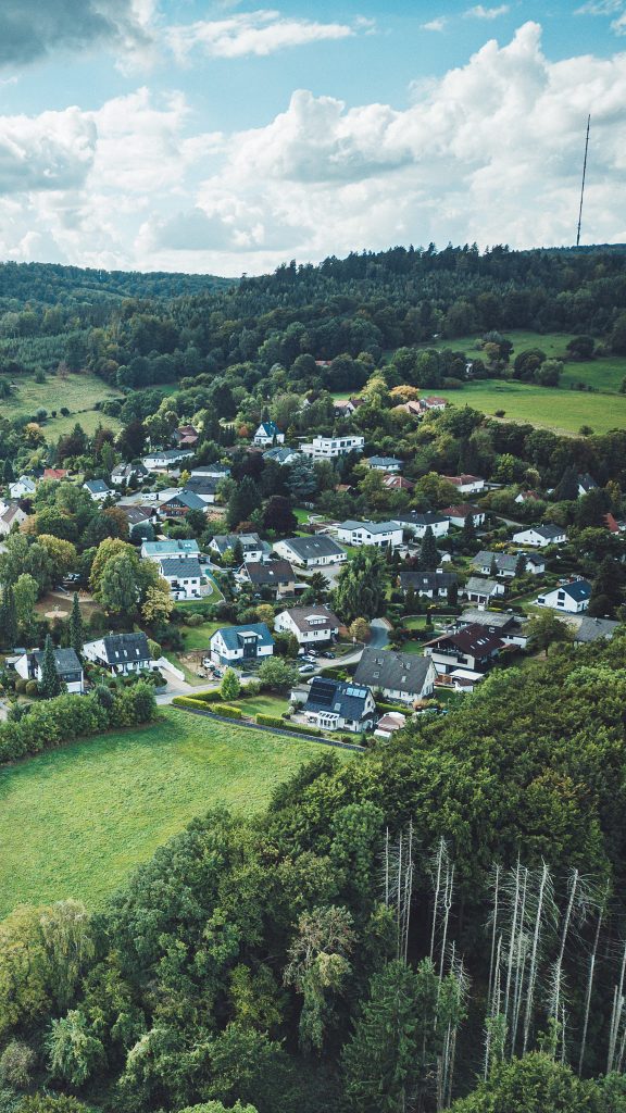 Drohnenaufnahme des Dorfes Heiligenkirchen mit Häusern und angrenzendem Wald