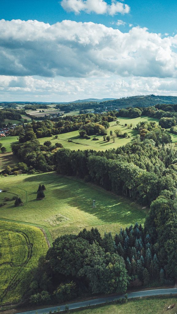 Drohnenaufnahme mit Feldern, Wäldern und Hügeln rund um Heiligenkirchen