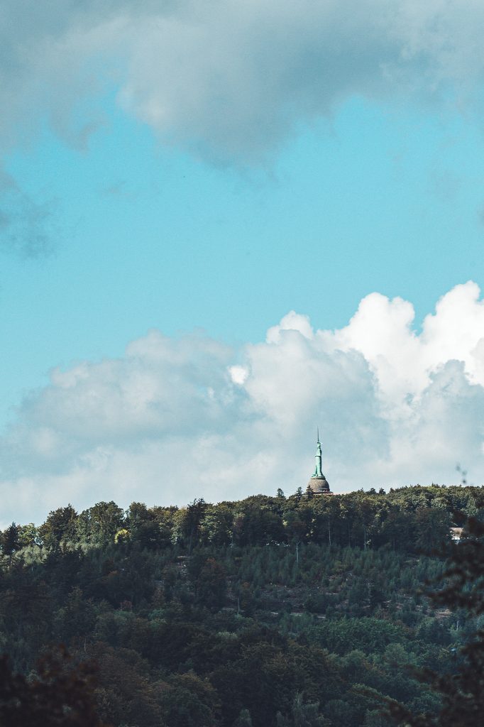 Hermannsdenkmal ragt über die Wälder des Teutoburger Waldes bei Heiligenkirchen