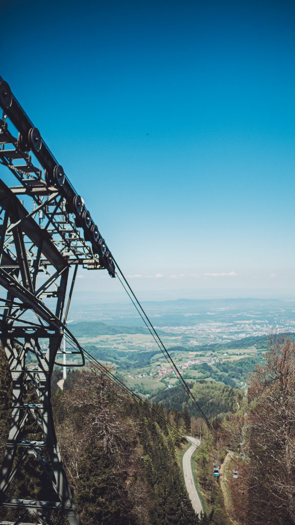 Seilbahnstütze der Schauinslandbahn mit Blick über Schwarzwald und Rheinebene