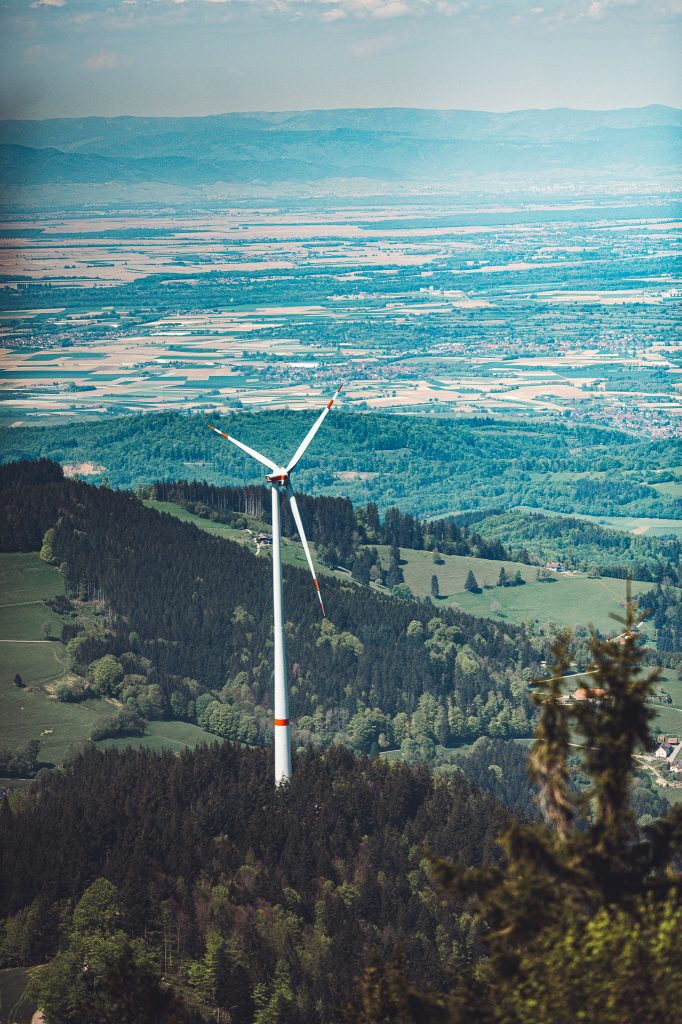 Windrad im Schwarzwald, umgeben von grünen Hügeln und Wäldern