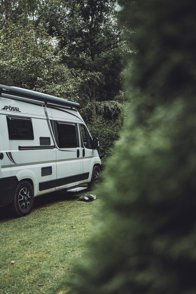 Pössl-Wohnmobil auf Parzelle unter Bäumen am Campingplatz Niemetal.
