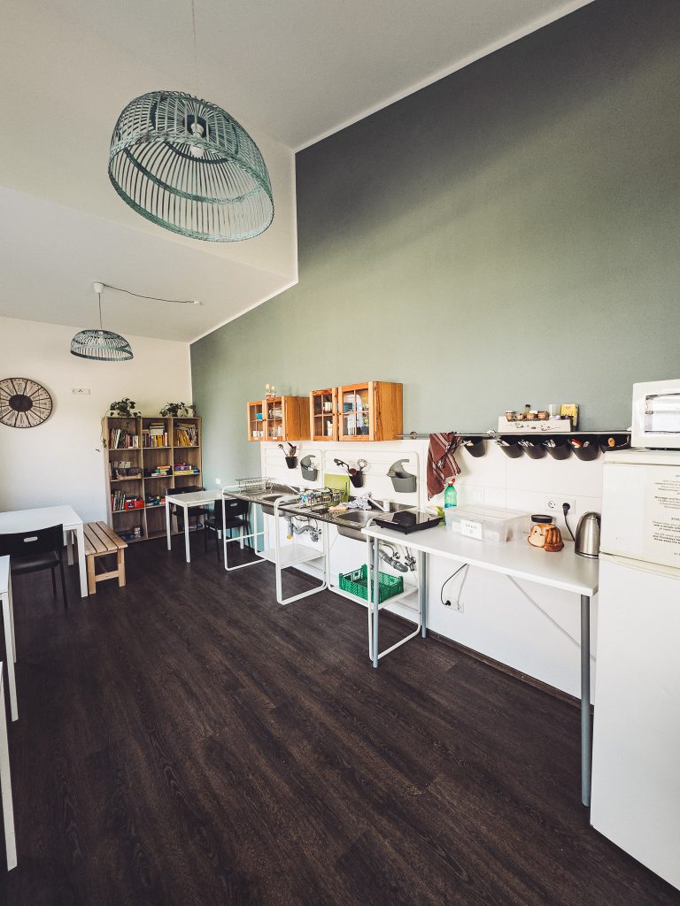 Aufenthaltsraum mit Küchenzeile und Bücherregal im Camping Möslepark Freiburg