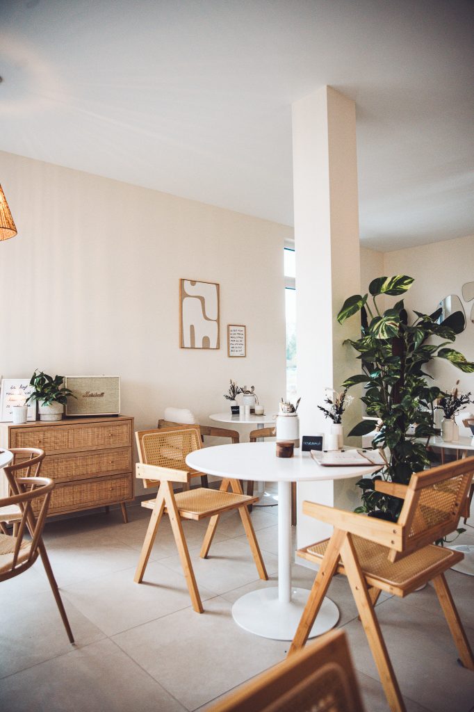 Innenraum des Betty’s Café Wittlich mit hellen Möbeln, Pflanzen und gemütlicher Atmosphäre.