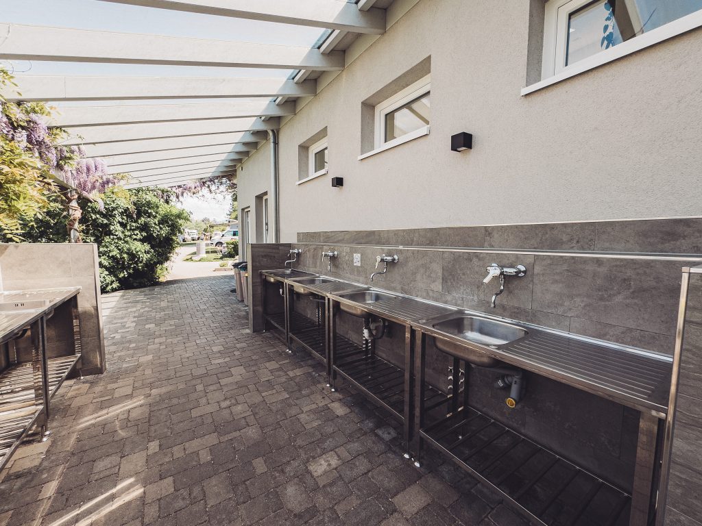 Überdachter Spülbereich mit Edelstahlbecken auf dem Camping Möslepark Freiburg