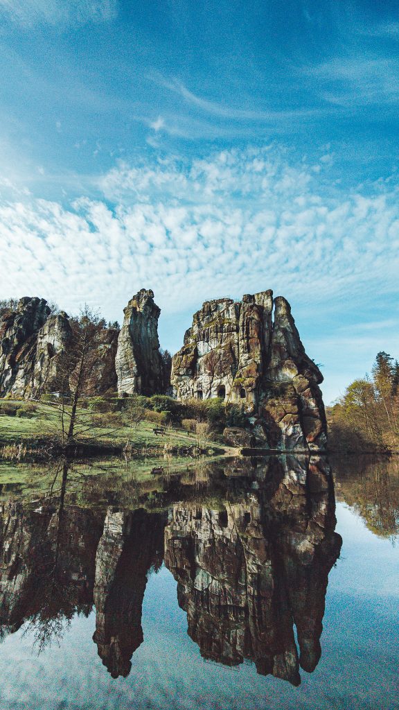Morgenlicht über den Externsteinen mit Spiegelung im See bei Horn-Bad Meinberg