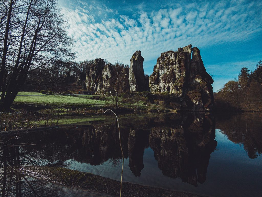 Spiegelung der Externsteine im See in Horn-Bad Meinberg im Morgenlicht