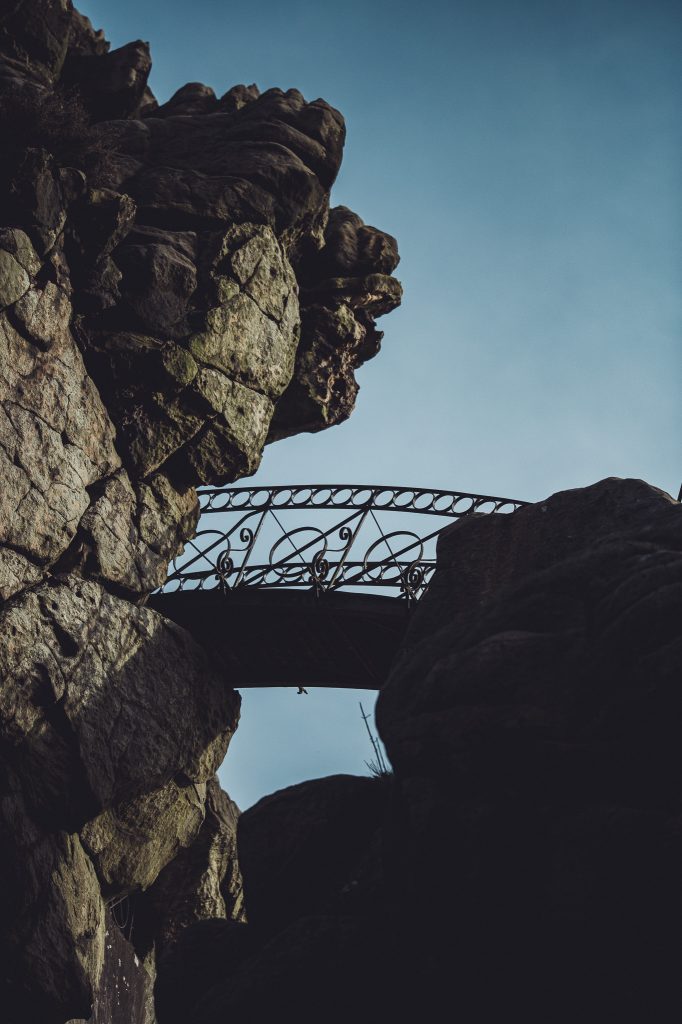 Hohe Felsformation der Externsteine im Teutoburger Wald bei Horn-Bad Meinberg