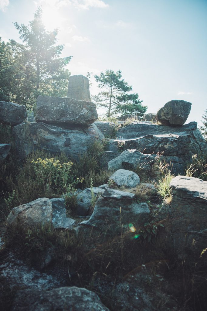 Felsen mit Gedenkstein auf dem Gipfel des Velmerstot im Eggegebirge