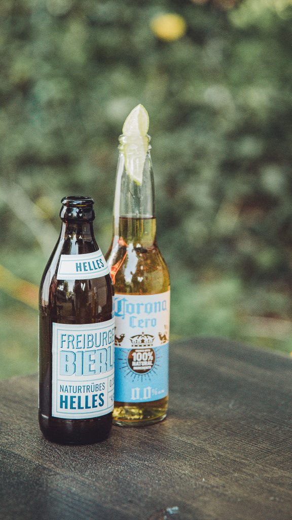 Zwei Bierflaschen auf Tisch am Campingplatz Möslepark in Freiburg