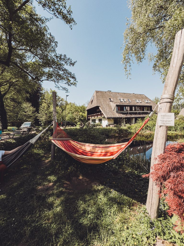 Hängematte im Garten mit Blick auf Gebäude im Camping Möslepark Freiburg