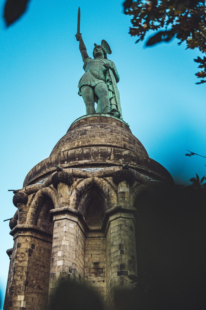 Blick auf das Hermannsdenkmal in Detmold mit erhobenem Schwert vor blauem Himmel