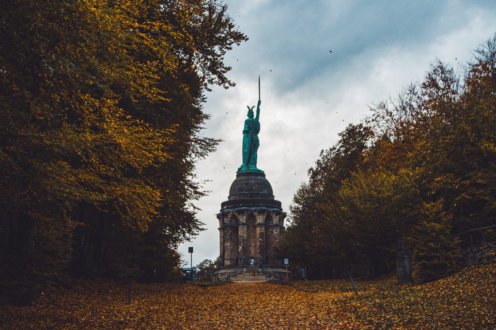 Hermannsdenkmal in Detmold, umgeben von herbstlich gefärbten Bäumen im Teutoburger Wald