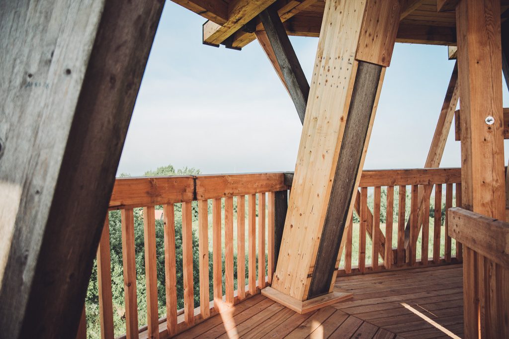 Hölzerne Aussichtsplattform mit Balken und Geländer auf dem Velmerstot-Turm