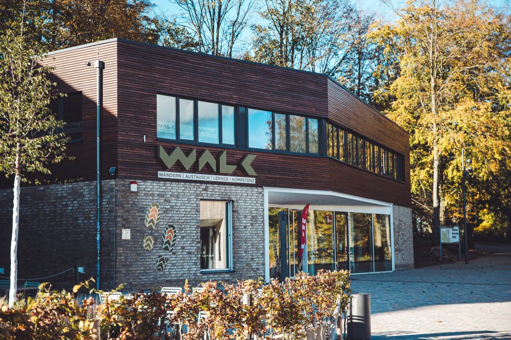 WALK Zentrum am Hermannsdenkmal in Detmold mit moderner Fassade aus Holz und Glas