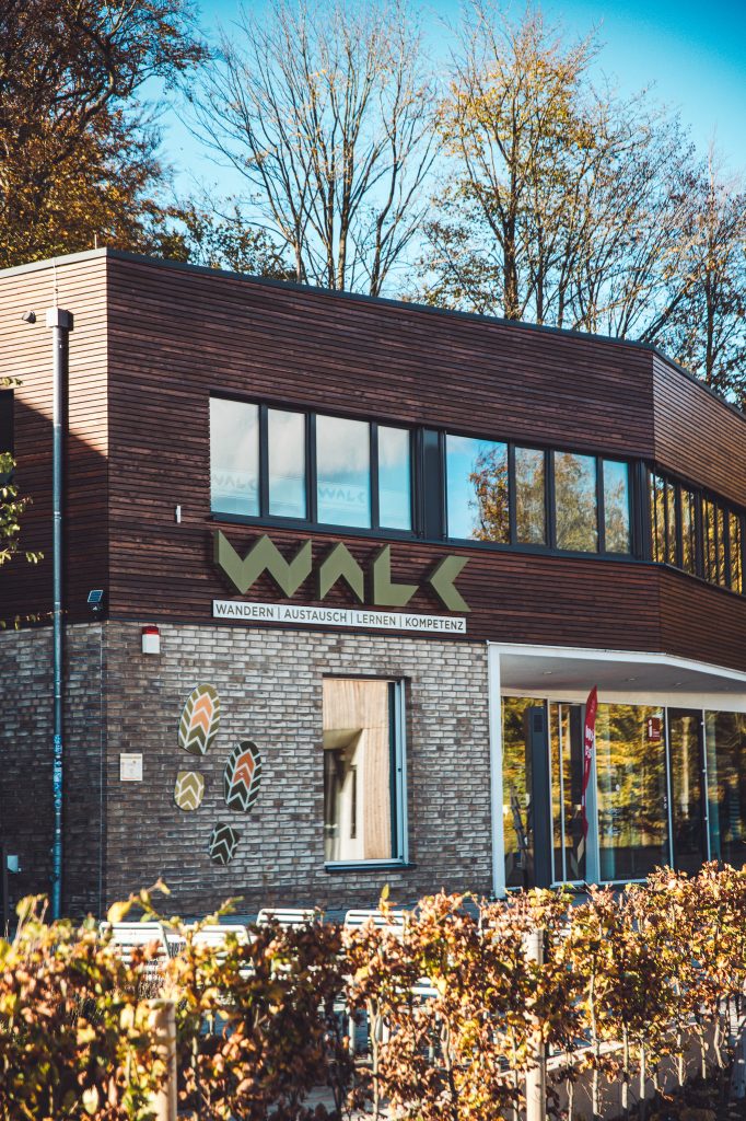 Wanderzentrum WALK in Detmold mit Schriftzug und modernen Fenstern