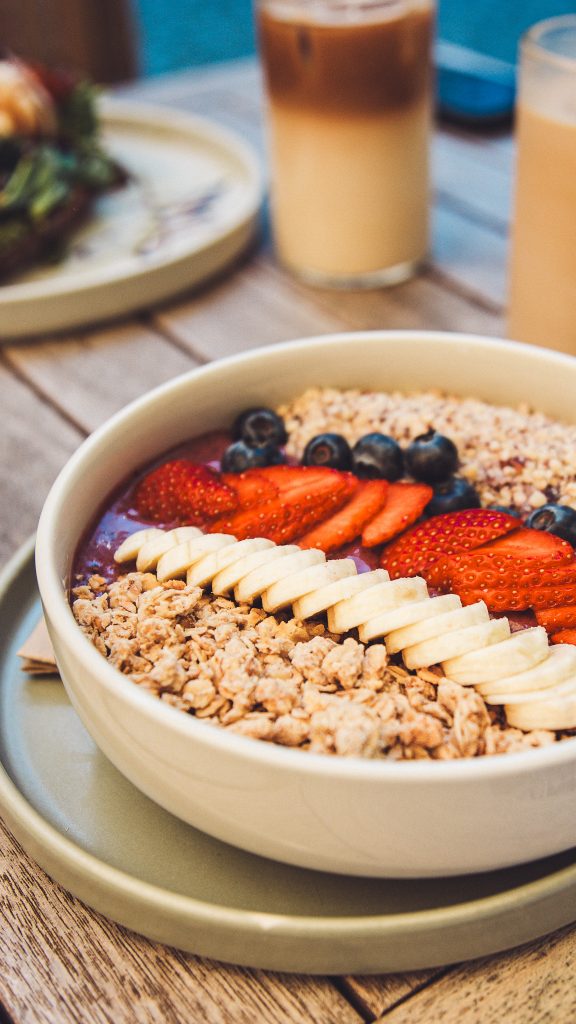 Nahaufnahme einer Acai-Bowl mit Beeren, Bananen und Granola im Café Marmell Freiburg.
