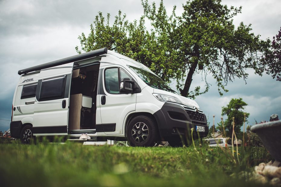 Weißer Camper auf einer Wiese mit Bäumen auf Kochs Hof in Hessen