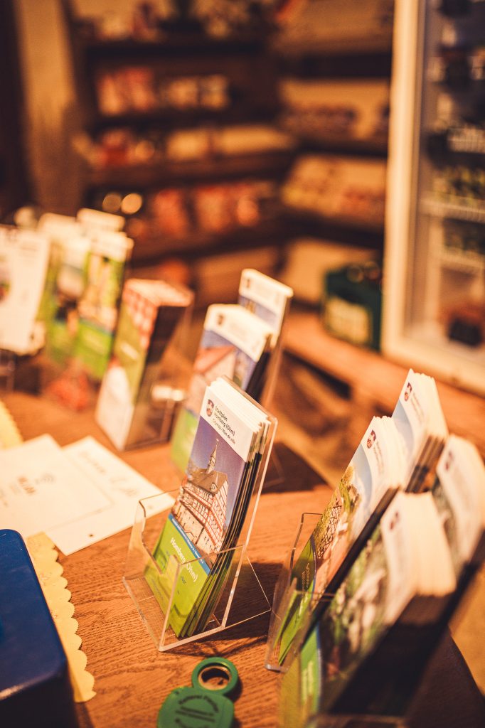 Flyerständer mit regionalen Informationsbroschüren im Hofladen von Kochs Hof