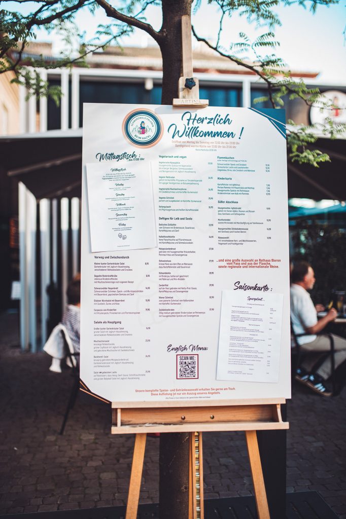 Große Speisekarte des Restaurants Schwarzwald Erleben Beim Hackl auf einem Holzständer