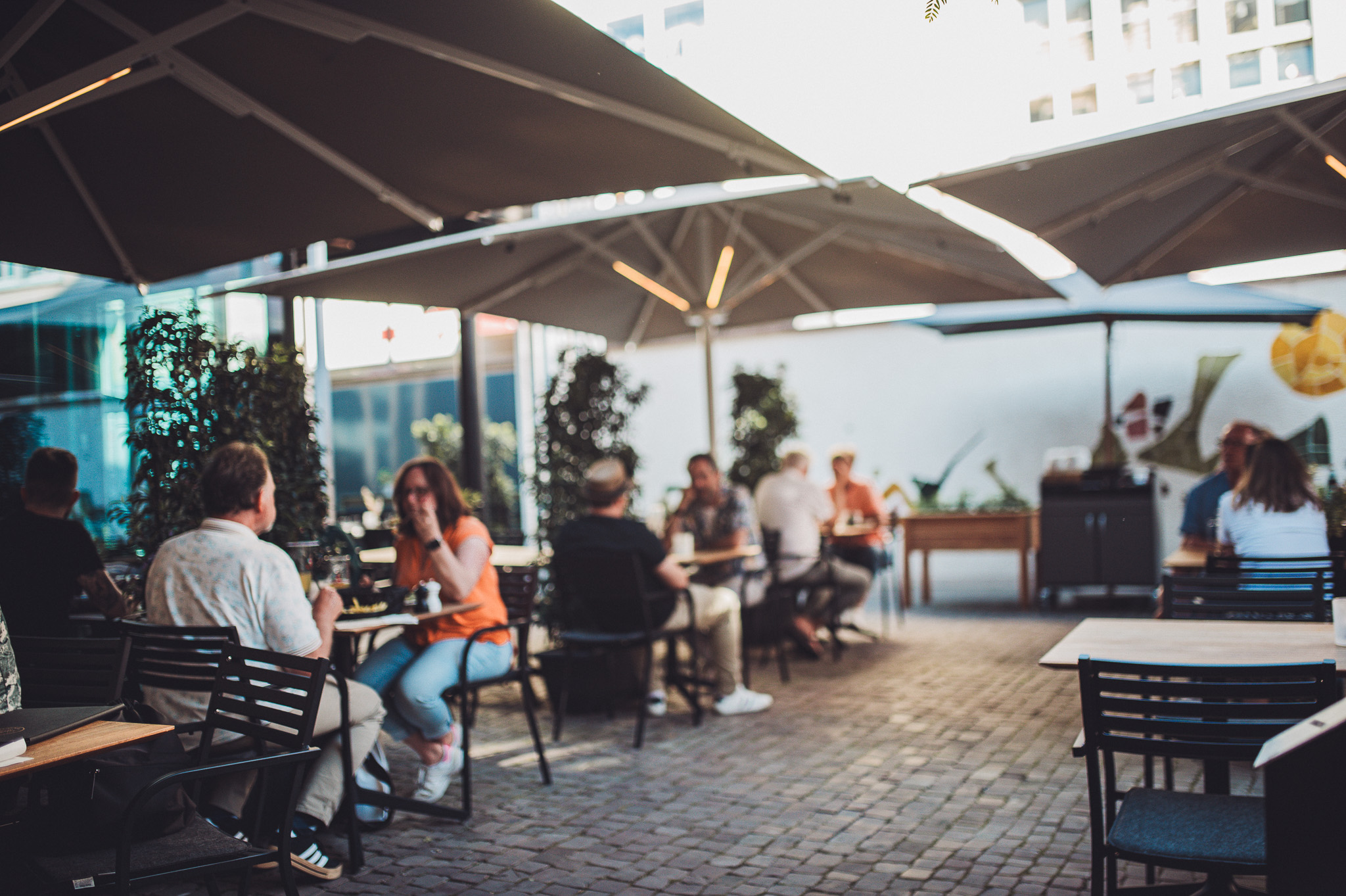 Gäste sitzen auf der Terrasse des Restaurants Schwarzwald Erleben Beim Hackl in Freiburg