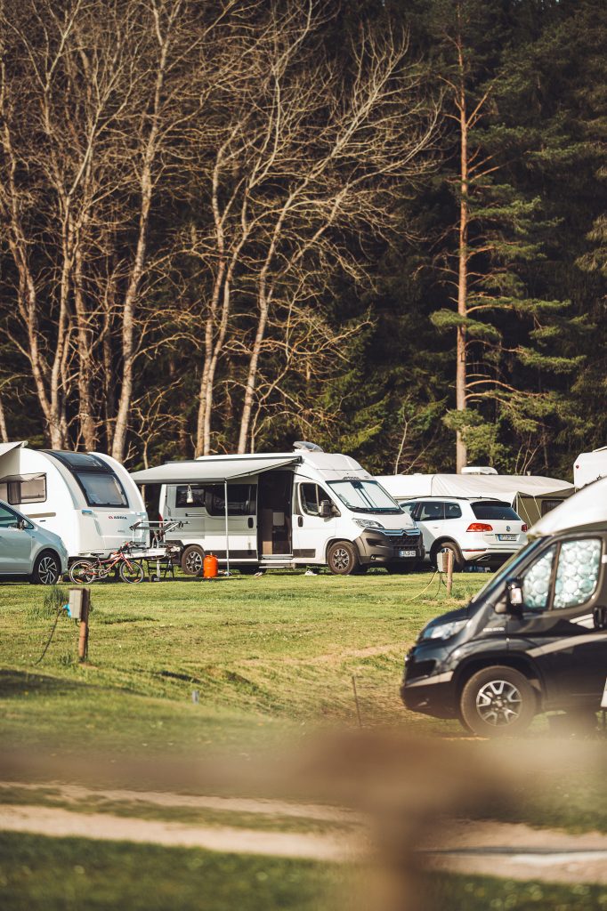 Wohnmobile und Wohnwagen auf dem Campingplatz am Kirnbergsee im Schwarzwald.
