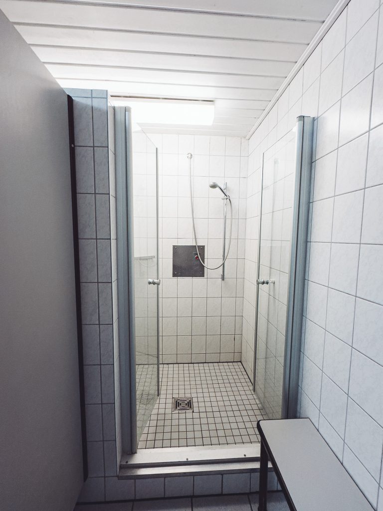 Gefliester Duschraum der Sanitäranlagen auf dem Campingplatz Kirnbergsee.