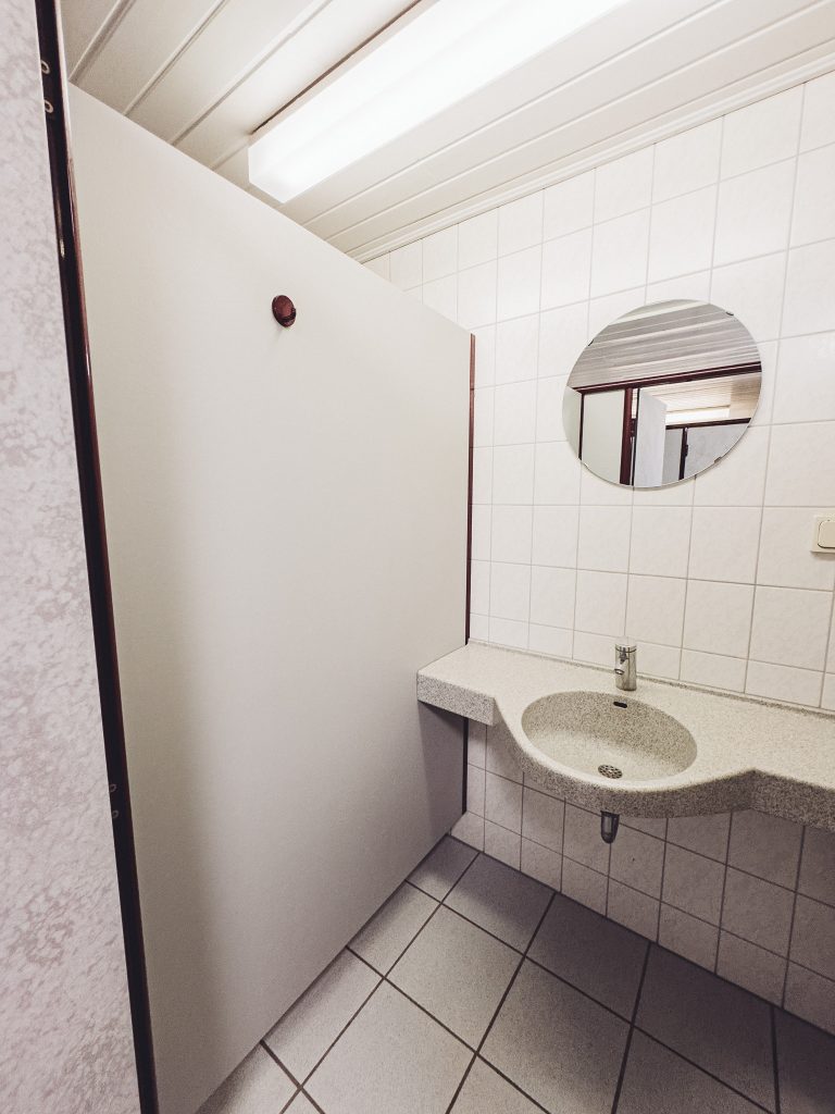 Waschraum mit Spiegel und Waschbecken im Campingplatz Kirnbergsee.