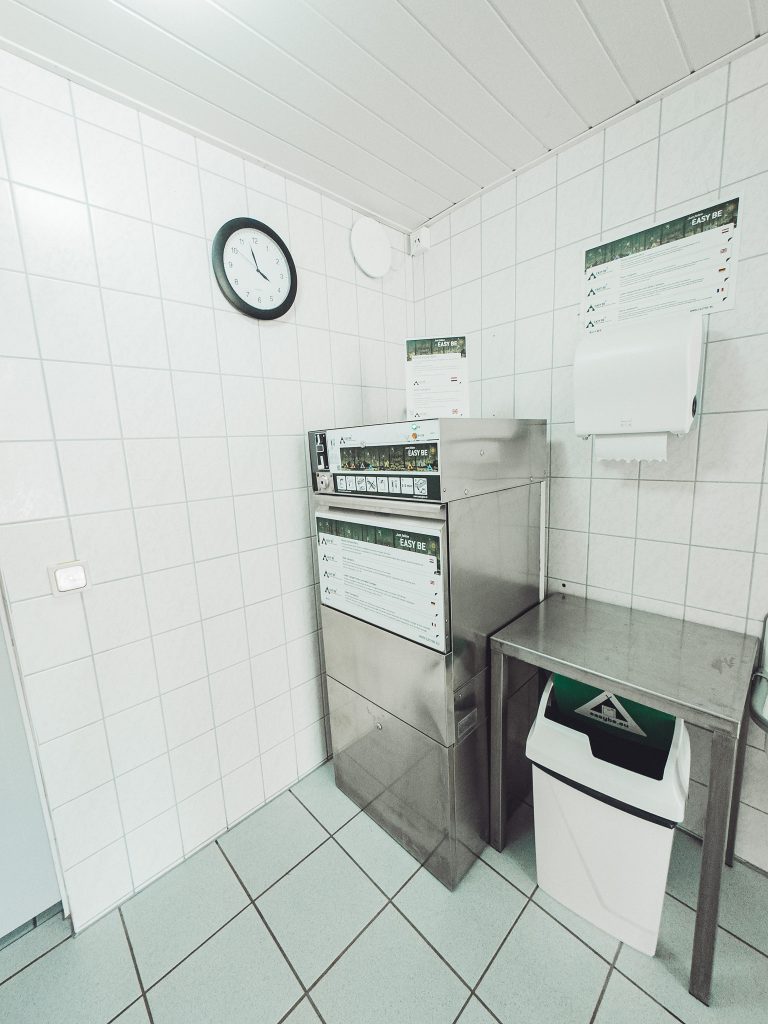 Wasch- und Servicebereich in den Sanitäranlagen des Campingplatzes Kirnbergsee.