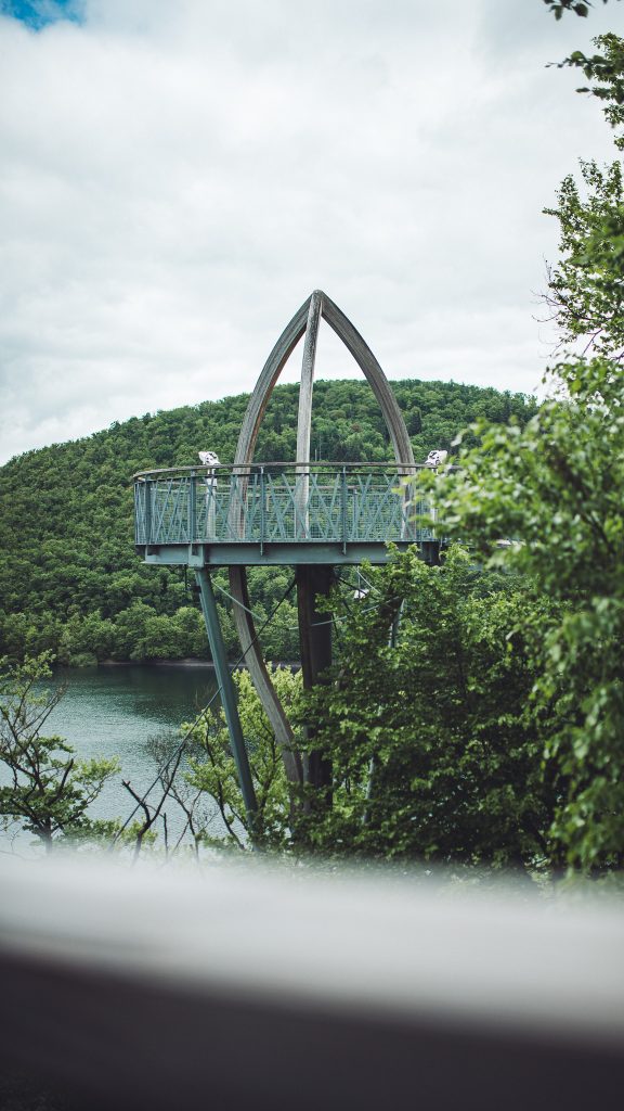 Aussichtsplattform mit Holzbögen über dem Edersee im Nationalpark Kellerwald-Edersee