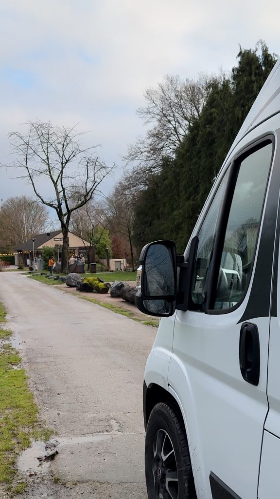Camper auf Zufahrtsstraße vor dem Eingang zum CityKamp Valkenburg im Winter