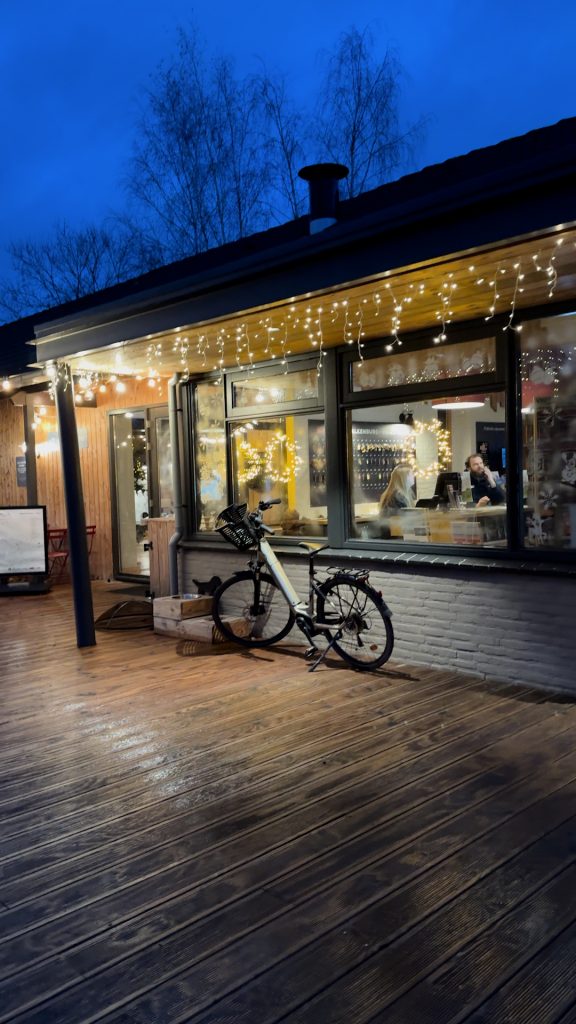 Rezeption des CityKamp Valkenburg mit Fahrrad und winterlicher Lichterkette bei Abenddämmerung