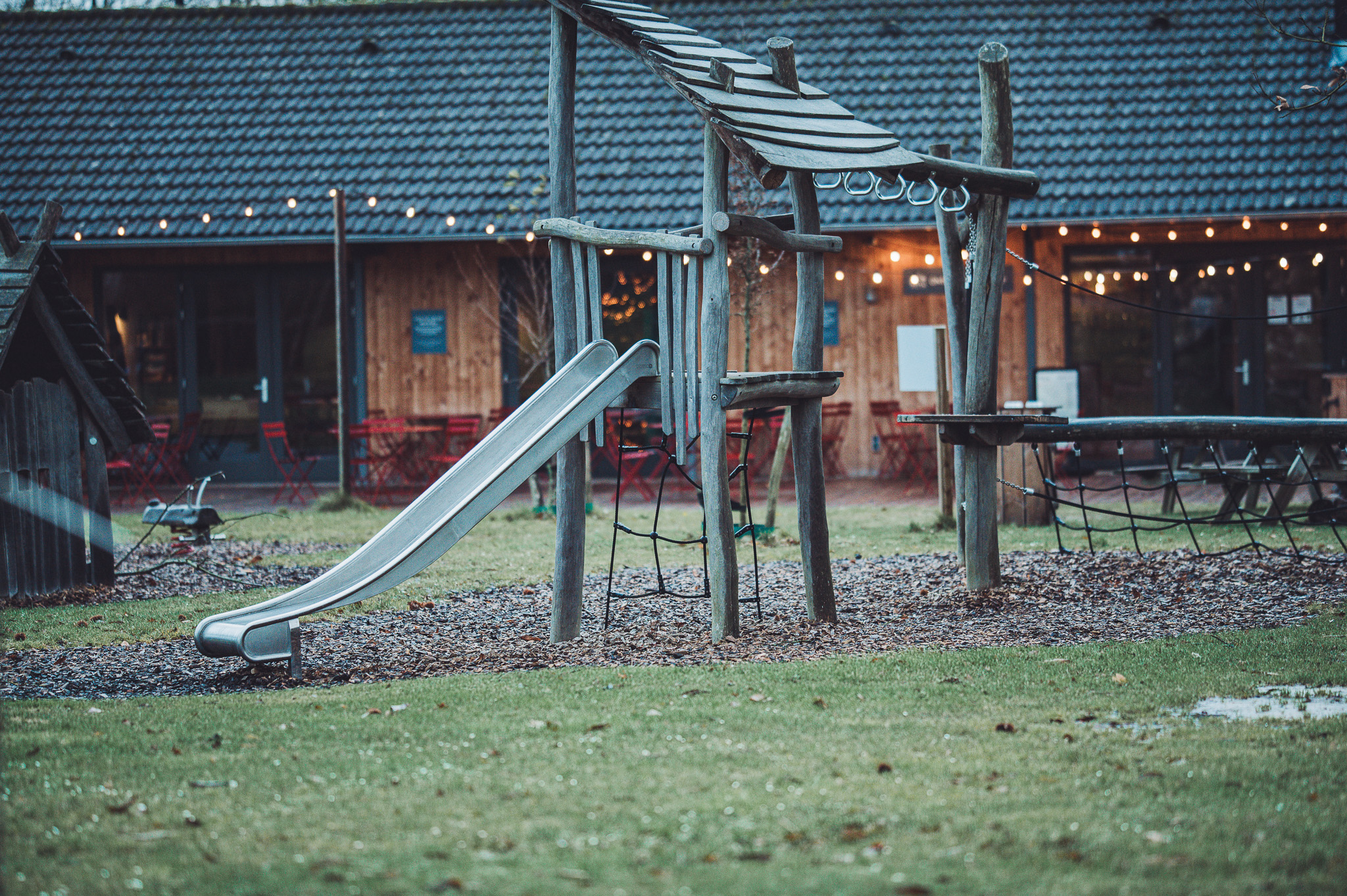Spielplatz mit Metallrutsche und Holzgerüst auf dem Gelände des CityKamp Valkenburg im Winter