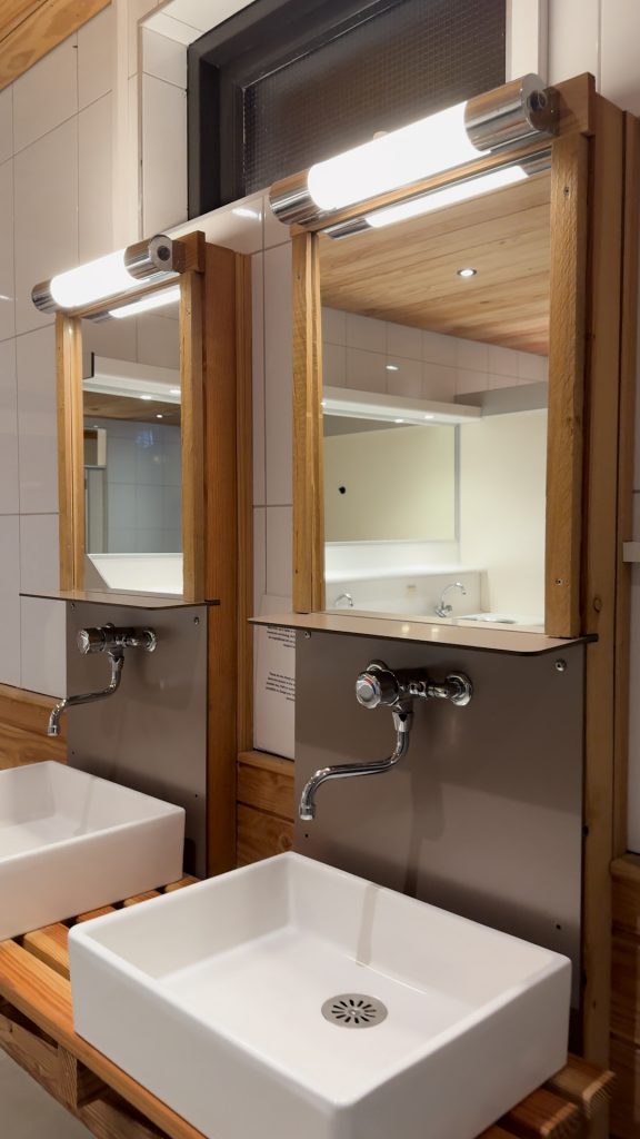 Waschbecken mit Spiegeln und Beleuchtung im Sanitärhaus des CityKamp Valkenburg