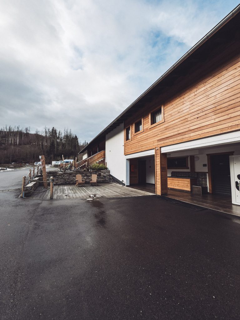 Innenansicht eines hellen Sanitärraums im Harz Camp Goslar mit modernen Waschbecken, Spiegeln und Fliesenwänden