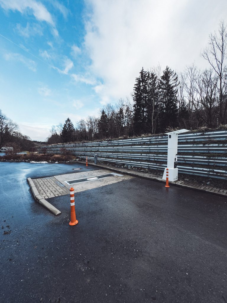Service Station im Harz Camp Goslar mit Bodeneinlass für Abwasser und Säule für Frischwasser auf geteertem Platz