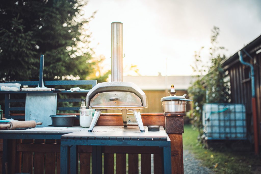 Innenraum der Spül und Kochküche im Harz Camp Goslar mit Edelstahlspülen, Holzverkleidung und großen Fenstern