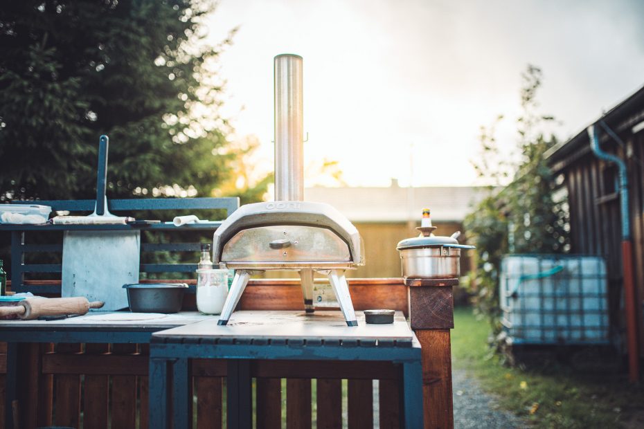 Innenraum der Spül und Kochküche im Harz Camp Goslar mit Edelstahlspülen, Holzverkleidung und großen Fenstern