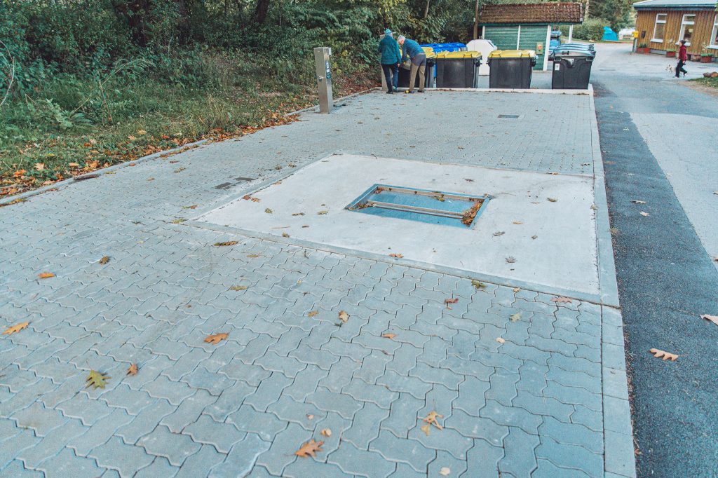 Gepflasterte Ver- und Entsorgungsfläche mit Bodeneinlass und Service-Säule auf dem Campingplatz im Harz