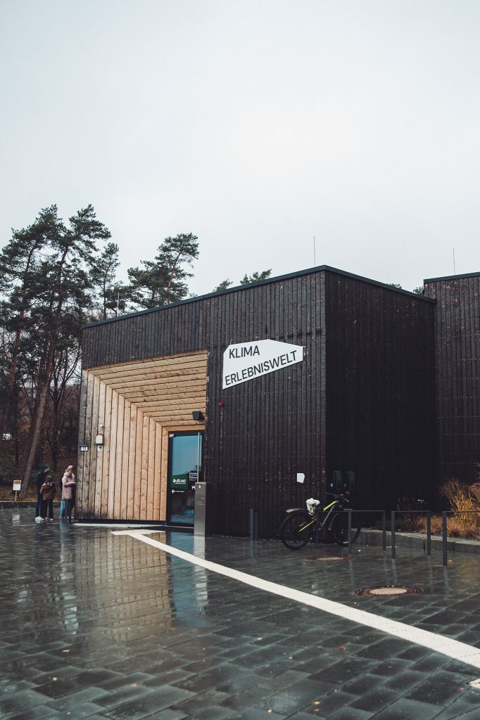 Außenansicht der Klimaerlebniswelt Oerlinghausen bei Regen