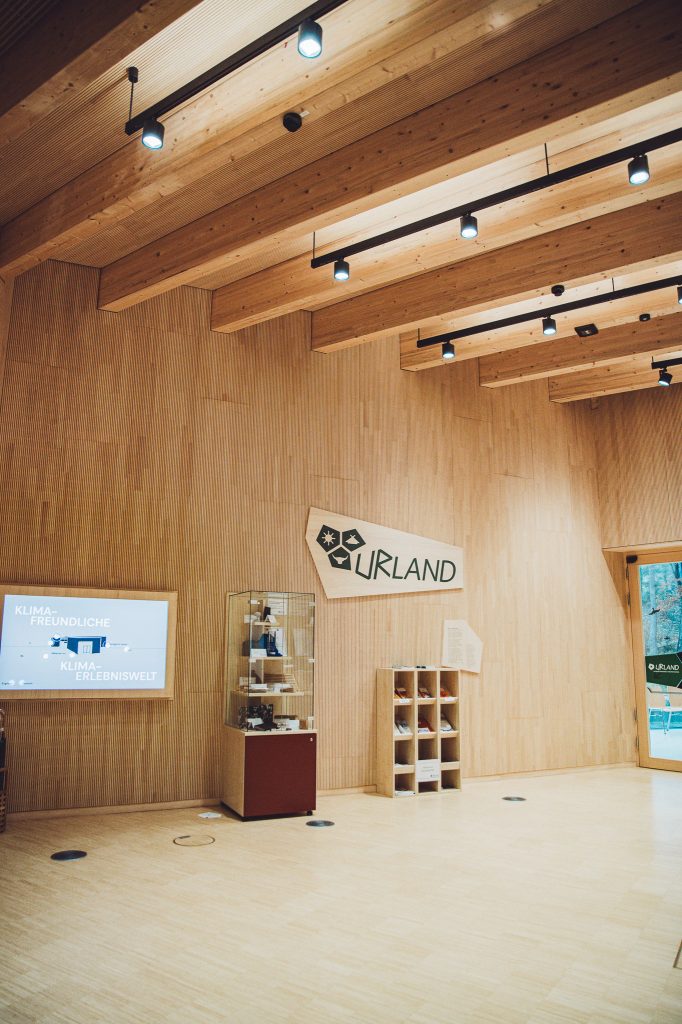 Helles Foyer mit Holzdecke und URLAND-Schriftzug in Oerlinghausen