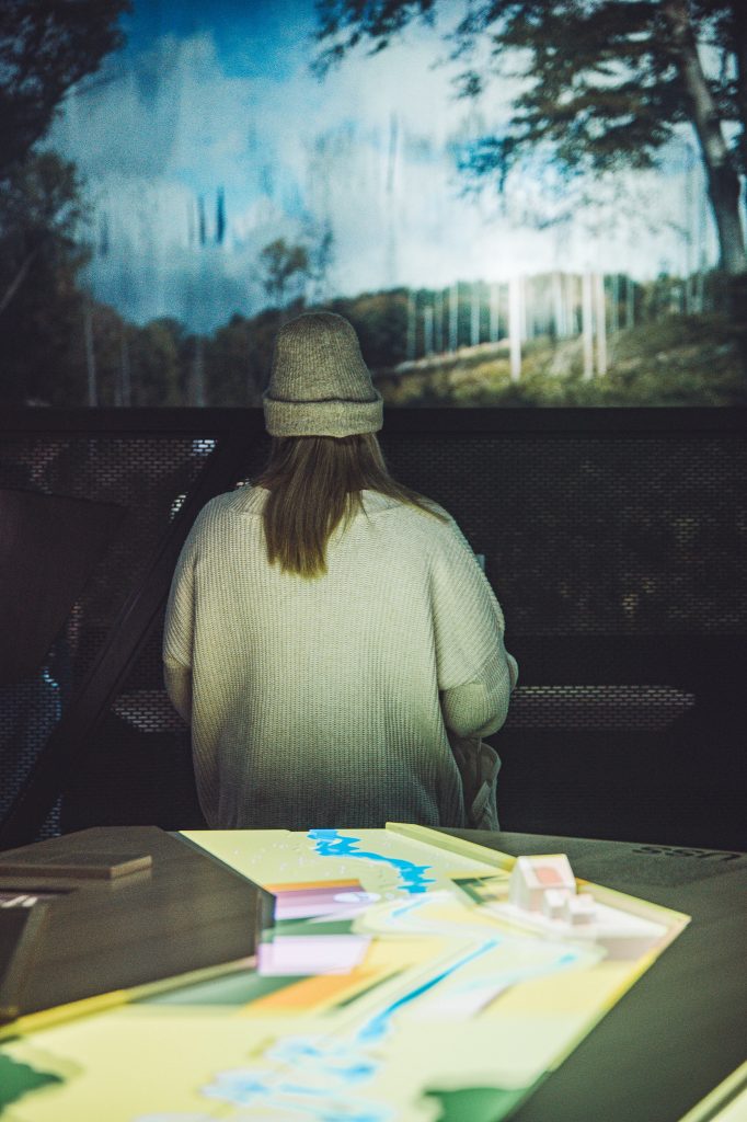 Wir sitzen vor einer großflächigen Projektion und lassen die Bilder wirken. Der Klimawandel wird hier ruhig, emotional und verständlich vermittelt.