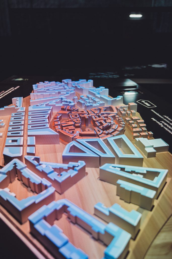 Beleuchtetes Stadtmodell zur Darstellung von Klimaauswirkungen