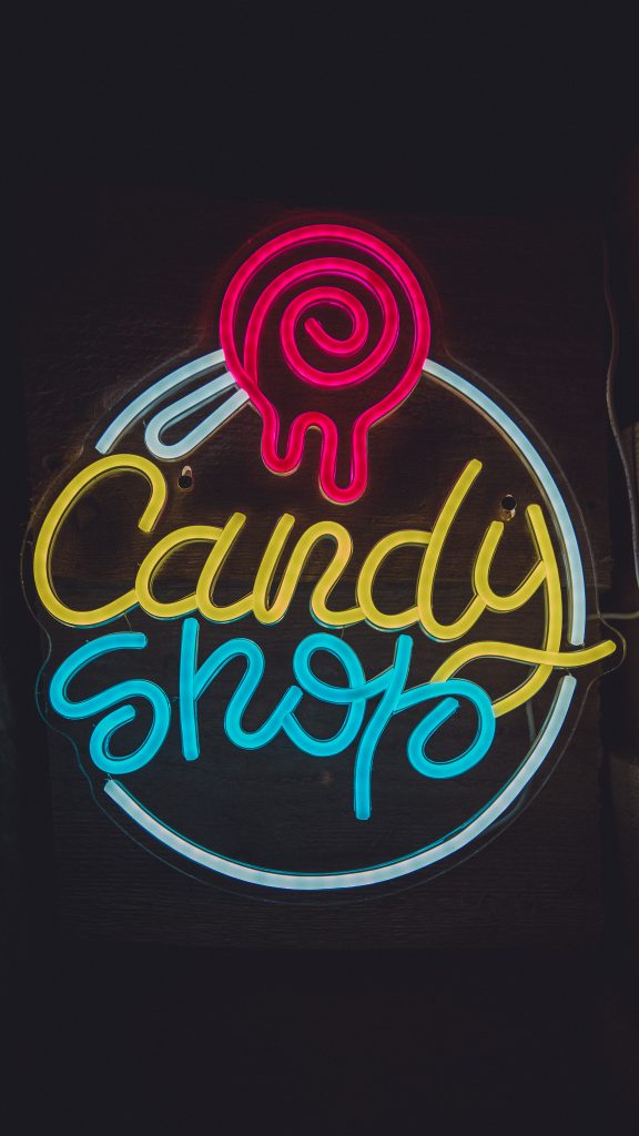 Neonleuchtschild eines Candy Shops im Weihnachtsmarkt von Valkenburg