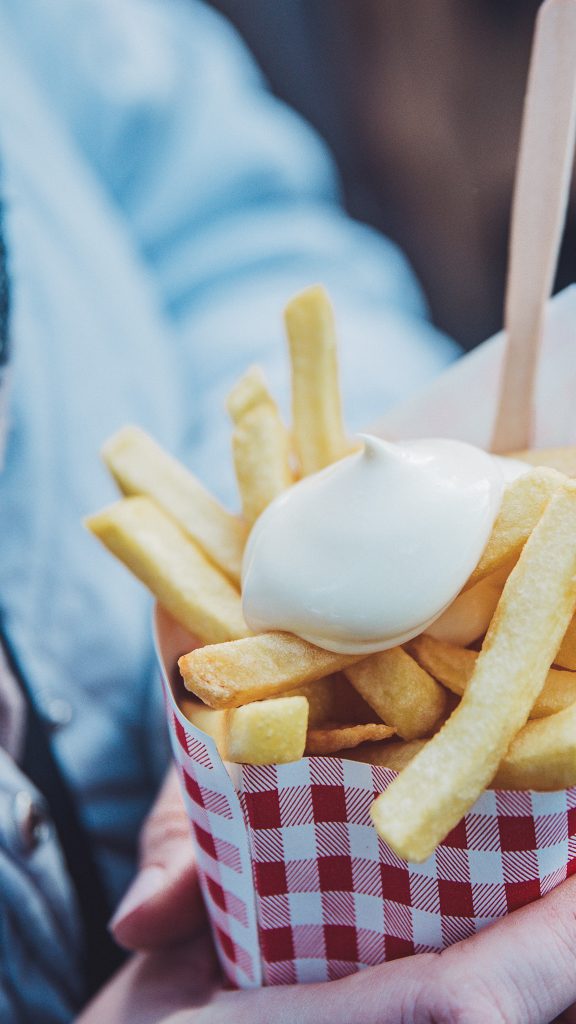 Pommes mit Mayonnaise in rot-weißem Becher auf dem Weihnachtsmarkt in Valkenburg