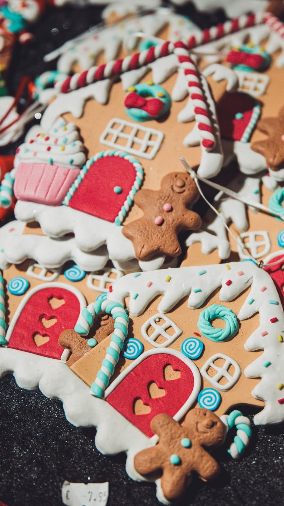 Detailaufnahme bunter Lebkuchenhäuser und Figuren auf dem Weihnachtsmarkt in Valkenburg