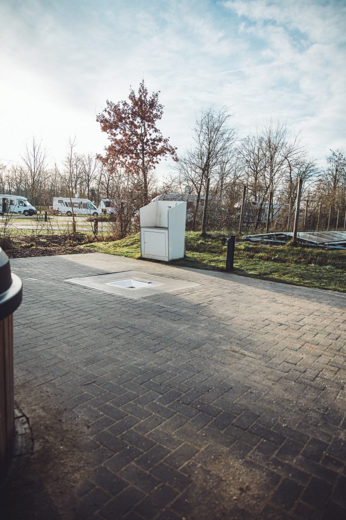 Entsorgungsstation für Wohnmobile mit Bodenablauf und Technikbox auf dem Camping Vreehorst